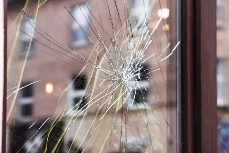 Un vitrier doit intervenir car une fenêtre est cassée.