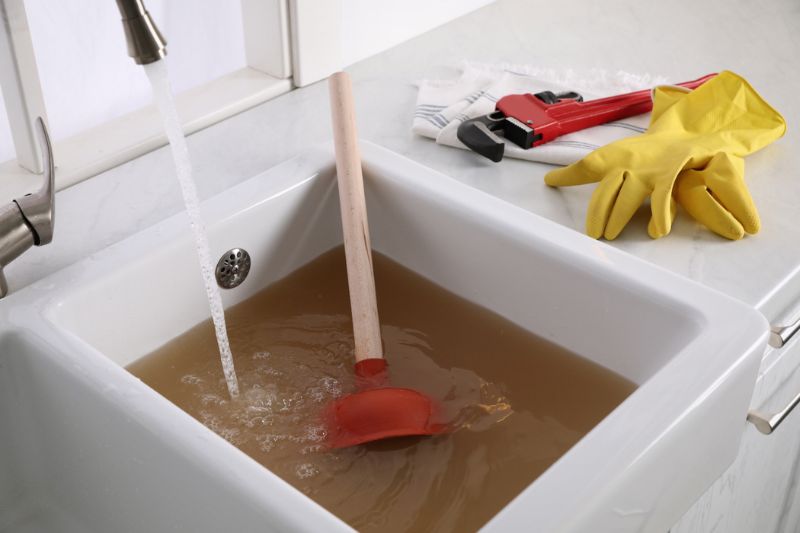 Une canalisation est bouchée, un plombier va intervenir.