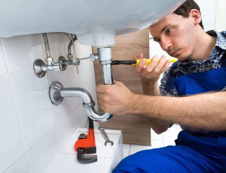 Intervention d'un plombier en Suisse romande.