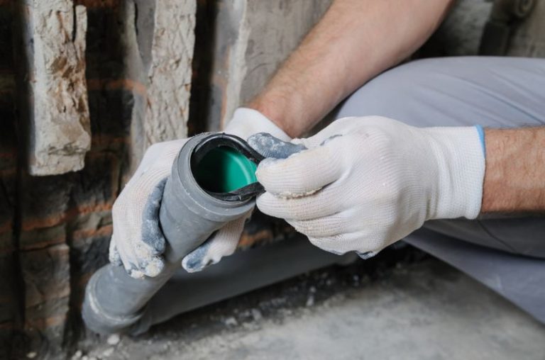 Intervention d'un plombier pour déboucher une canalisation.